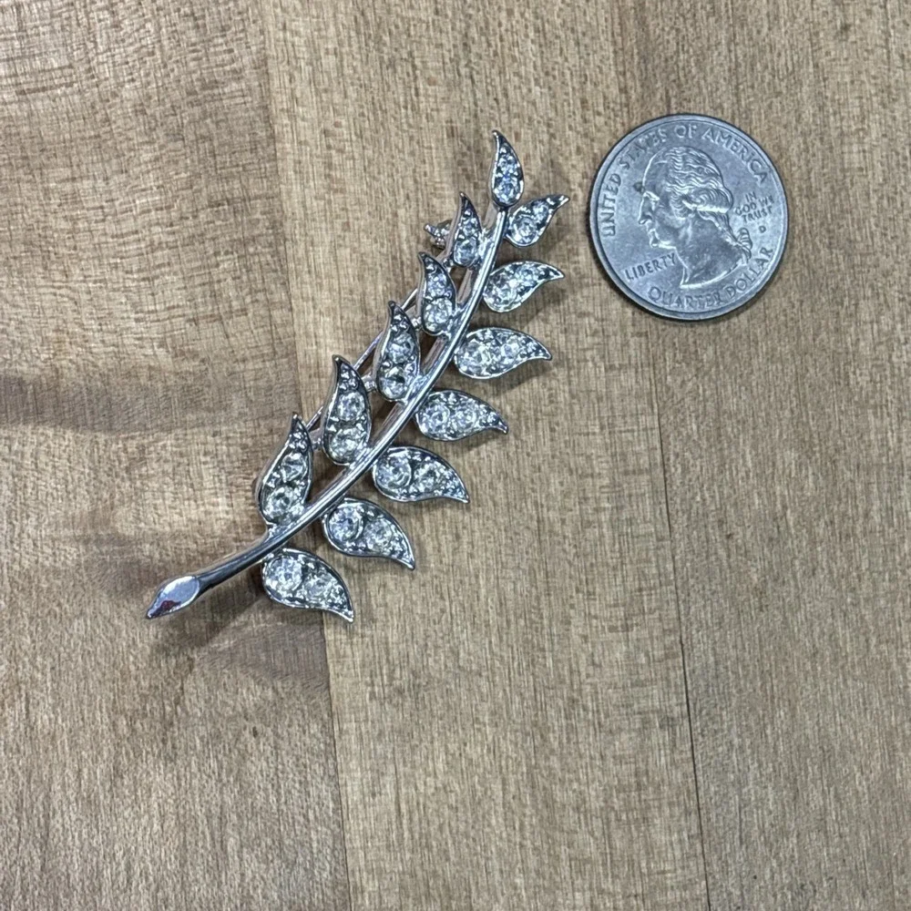 Vintage 1967 Sarah Coventry Crystal Fern Brooch Silver Tone Rhinestone Leaf